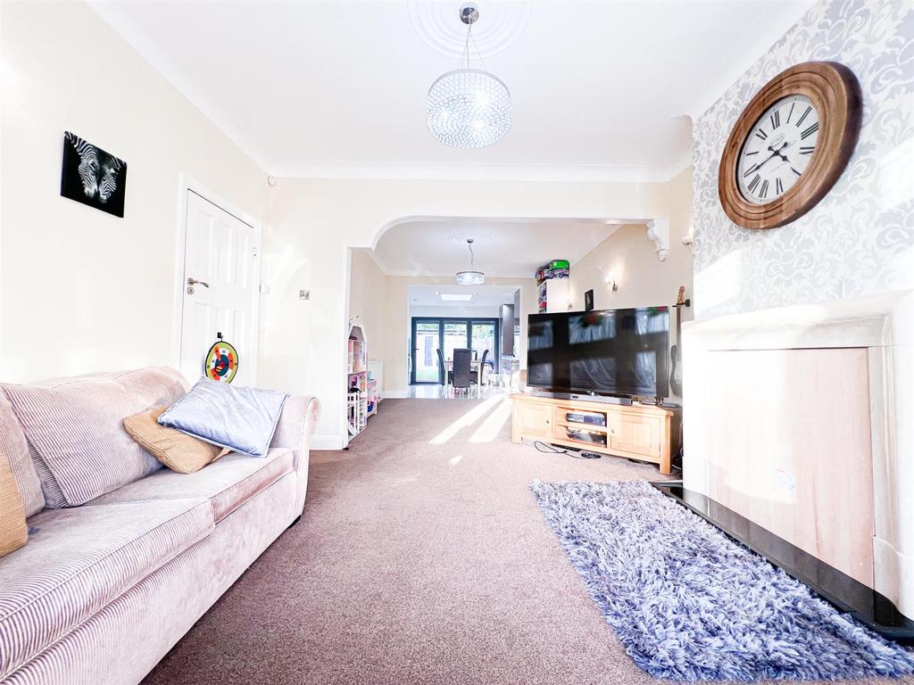Oak Hill Crescent, Woodford Green 4 bed terraced house £2,800 pcm (£646 pw)