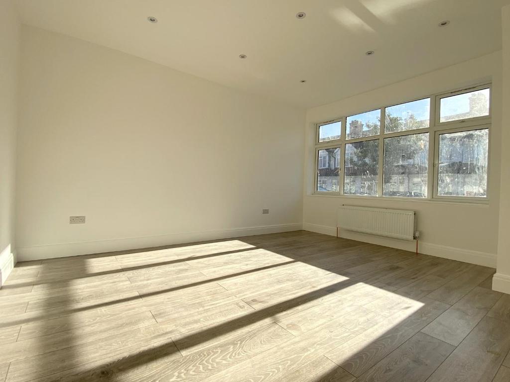 Warlingham Road, Thornton Heath, CR7 7DF 3 bed end of terrace house £
