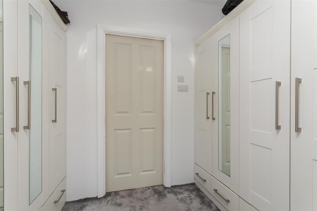 Walk-in-Wardrobe