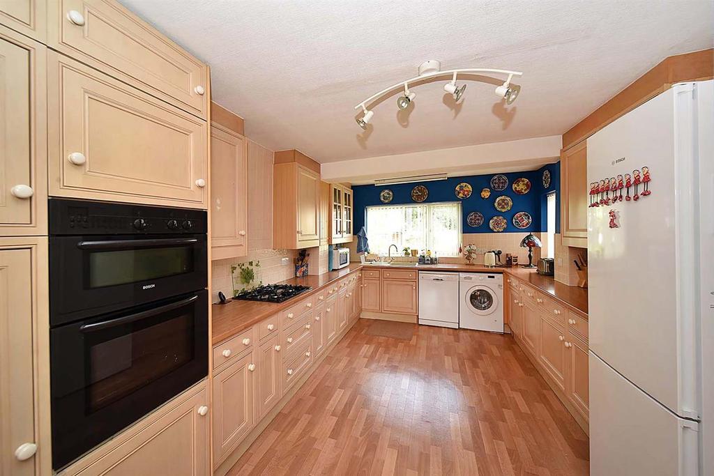 Windermere Drive, Alderley Edge 4 bed detached house £2,500 pcm (£577 pw)