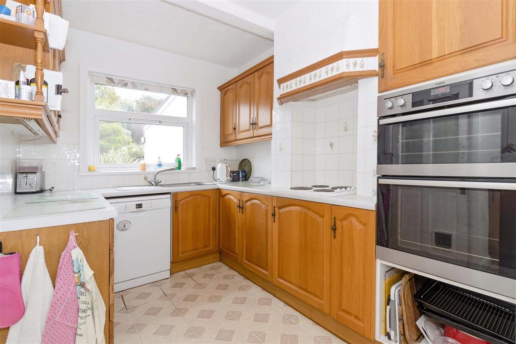 Wembley Avenue, Lancing 3 bed detached house £540,000