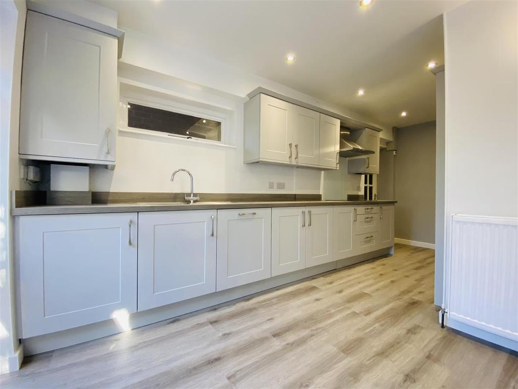 20 Ladywell Close, Wombourne 3 bed semidetached house £1,100 pcm (£