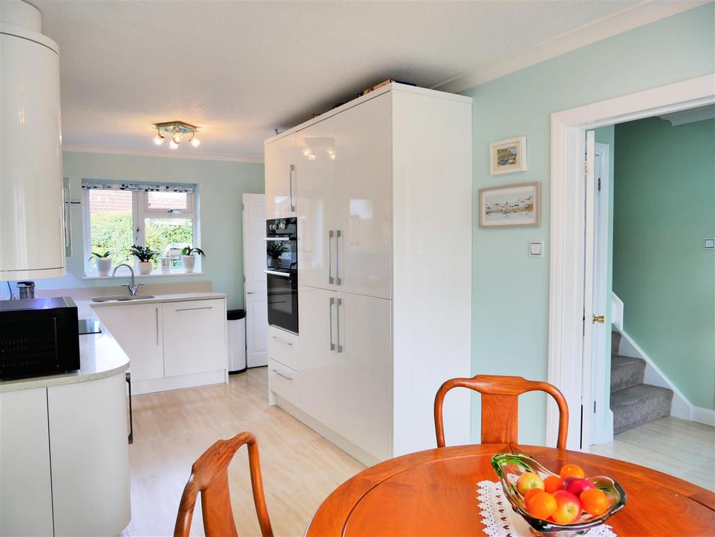 Wenhill Heights, Calne 3 bed detached house £350,000