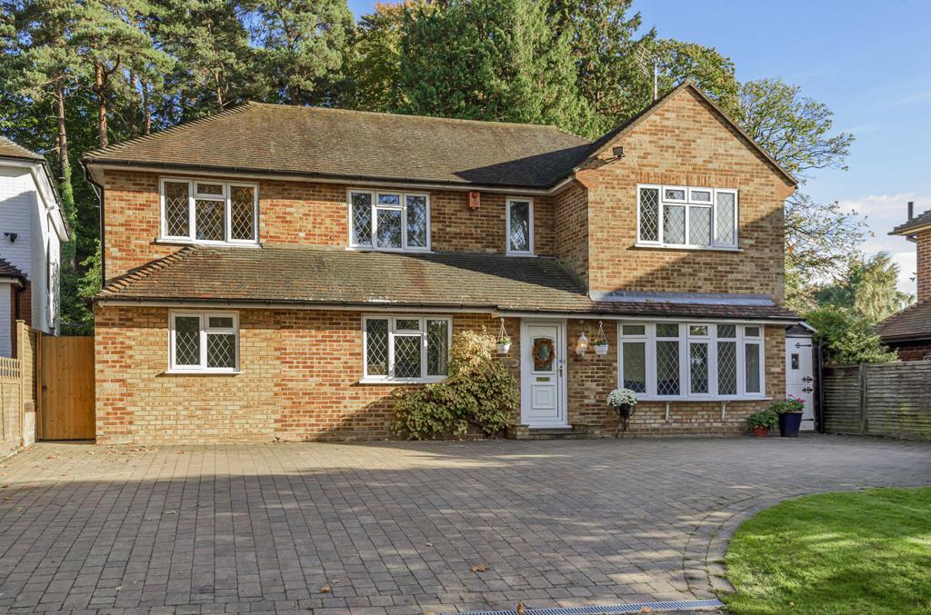 Beaufront Close, Camberley, Surrey, GU15 5 bed detached house £775,000