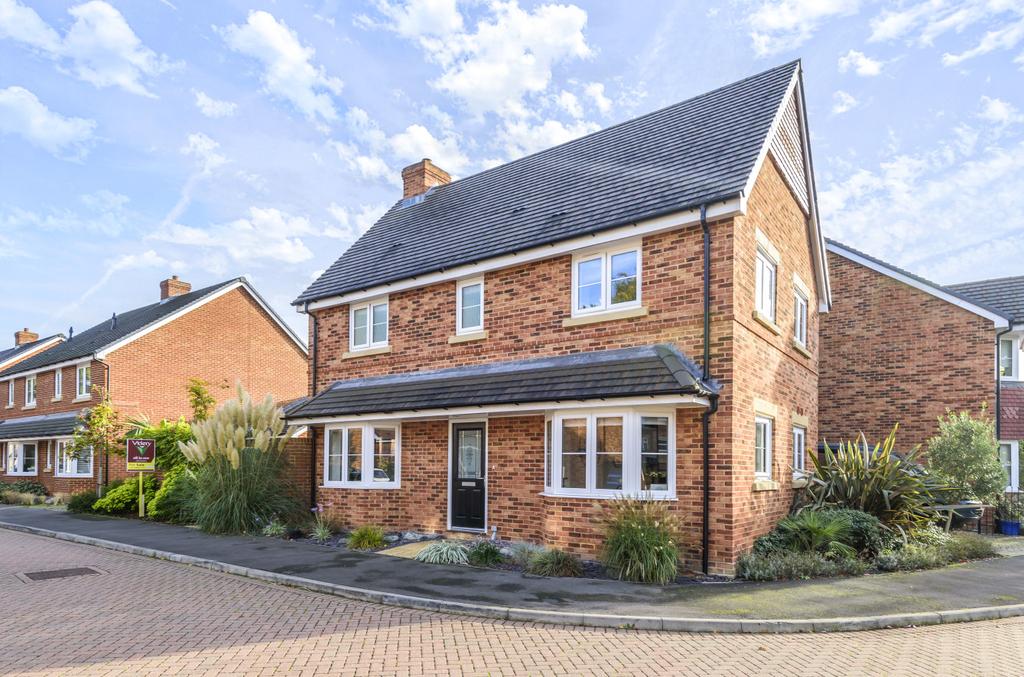 Dartford Rise, Farnborough, Hampshire, GU14 3 bed detached house for