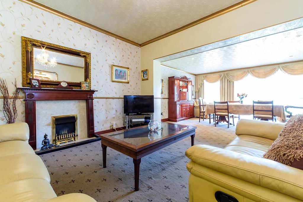 20 Nantwich Drive, Craigentinny, Edinburgh, EH7 6QS 4 bed bungalow for
