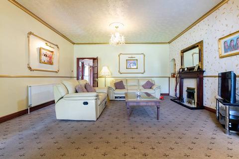 4 bedroom bungalow for sale - 20 Nantwich Drive, Craigentinny, Edinburgh, EH7 6QS