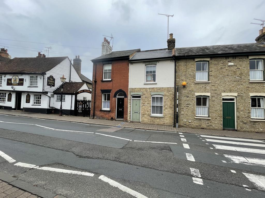 St. Margarets Street, Rochester ME1 2 bed end of terrace house £1,100 pcm (£254 pw)