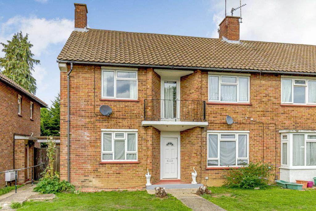 Ellement Close, Pinner, HA5 2 bed £415,000