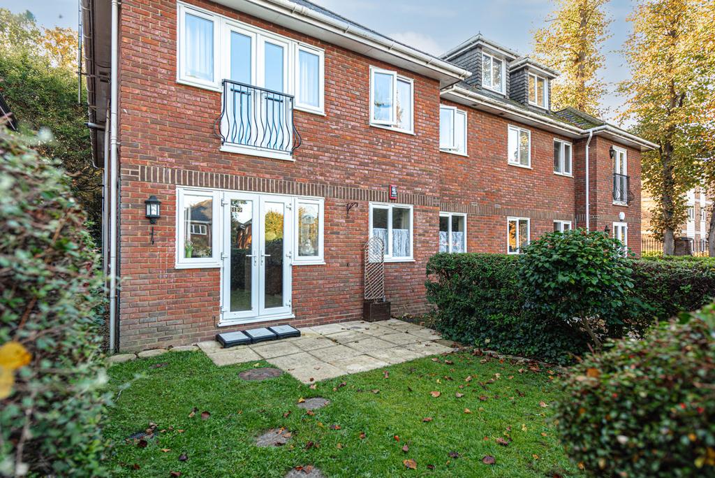 Leatherhead 2 bed apartment £315,000