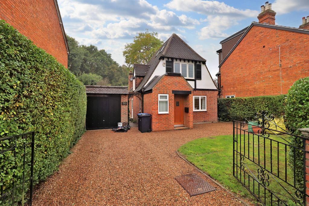 Chertsey Road, Addlestone KT15 3 bed detached house £1,850 pcm (£427 pw)