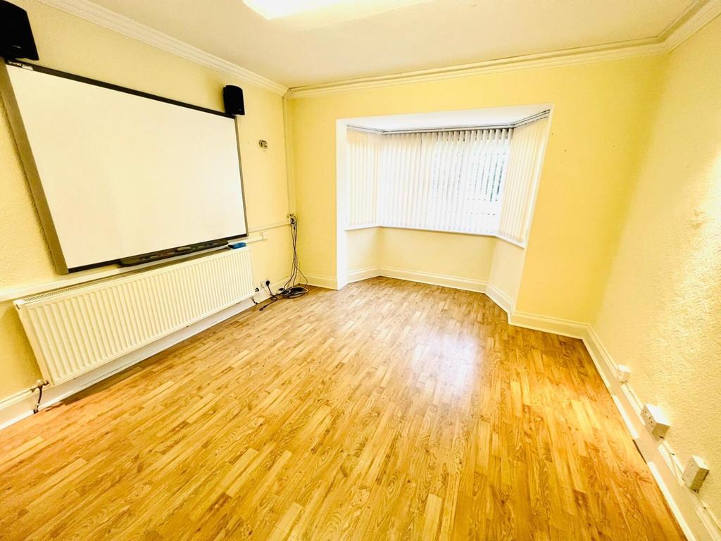 The Broadway, Dudley, DY1 4AP 3 bed semidetached house £1,400 pcm (£323 pw)