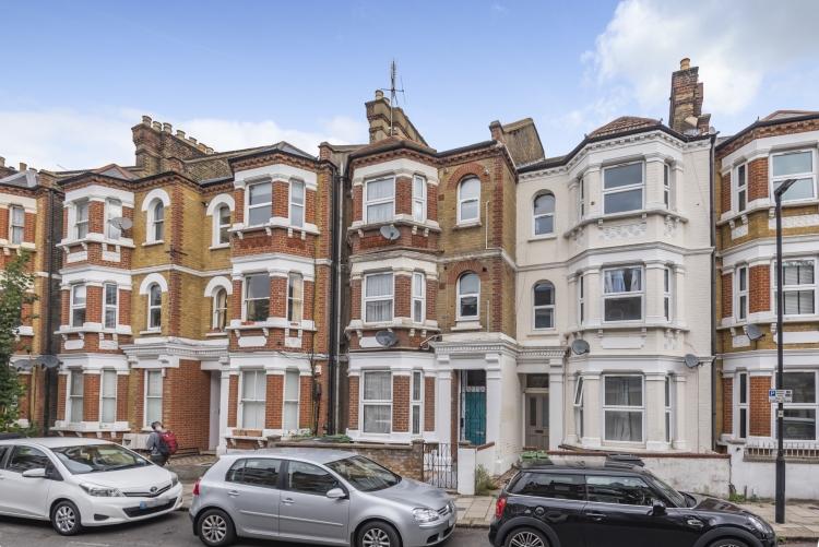 28 Handforth Road London SW9 3 bed apartment £3,100 pcm (£715 pw)