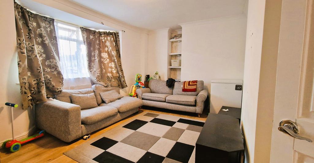 Lambourne Road, Barking IG11 1 bed flat £1,100 pcm (£254 pw)