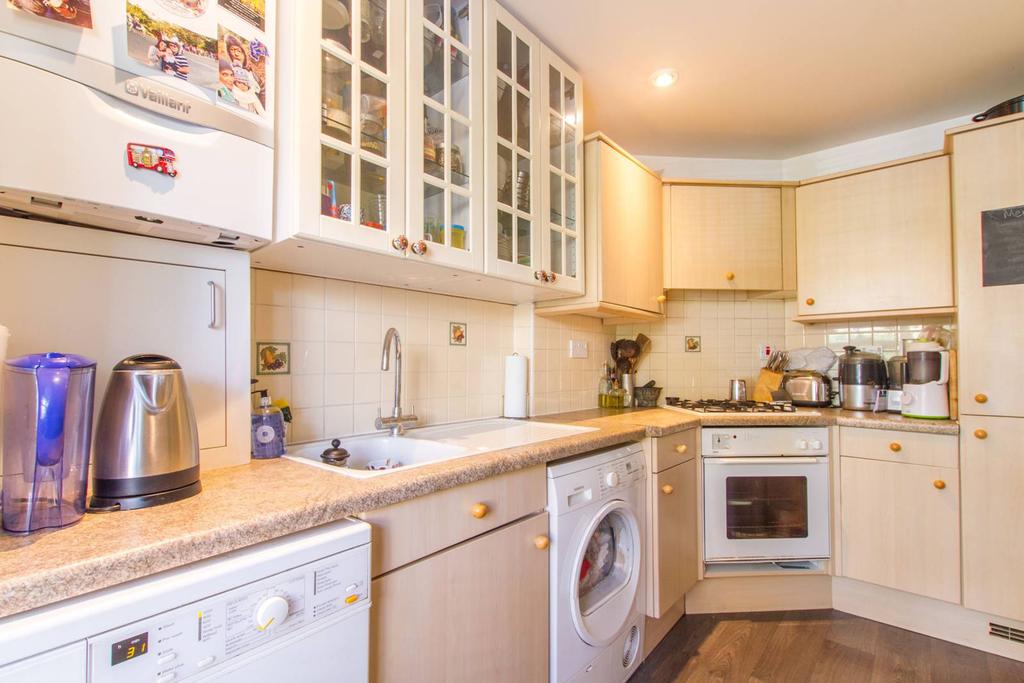 Hampton Close, Friern London... 2 bed house £2,100 pcm (£485 pw)