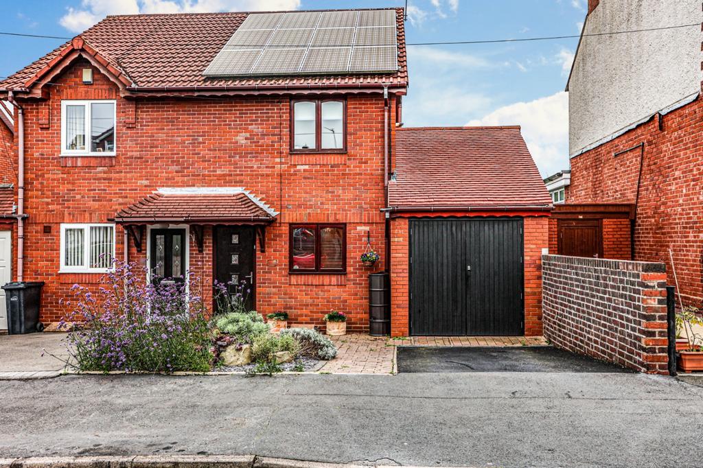Woodland Road, Halesowen 2 bed semidetached house £250,000