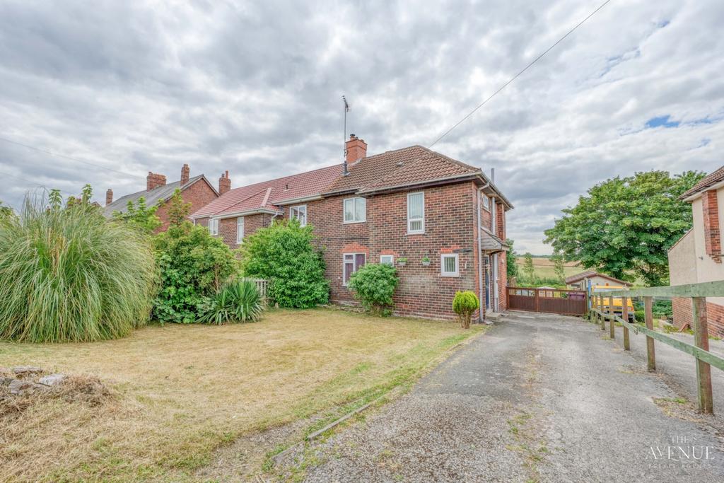 The Ridge,Blackwell,Alfreton,DE55 5JR 3 bed semidetached house £200,000