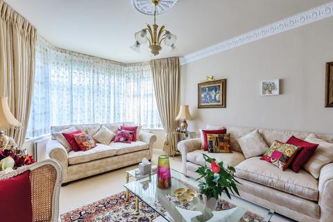 4 bedroom detached house for sale - The Rise, Edgware, Greater London. HA8 8NR