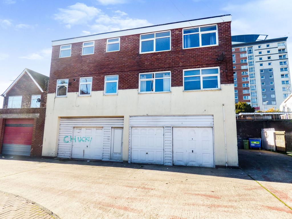 Hendon Road, Sunderland, Tyne and Wear, SR1 2JD 4 bed flat £95,000