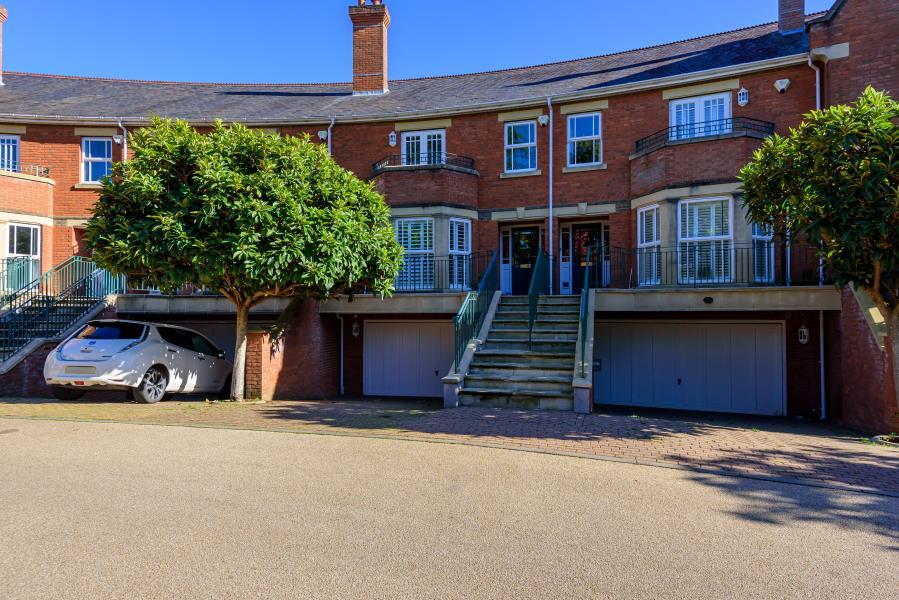 Sandy Lane, St Ann's Park, Virginia Water, GU25 4TA 5 bed townhouse £