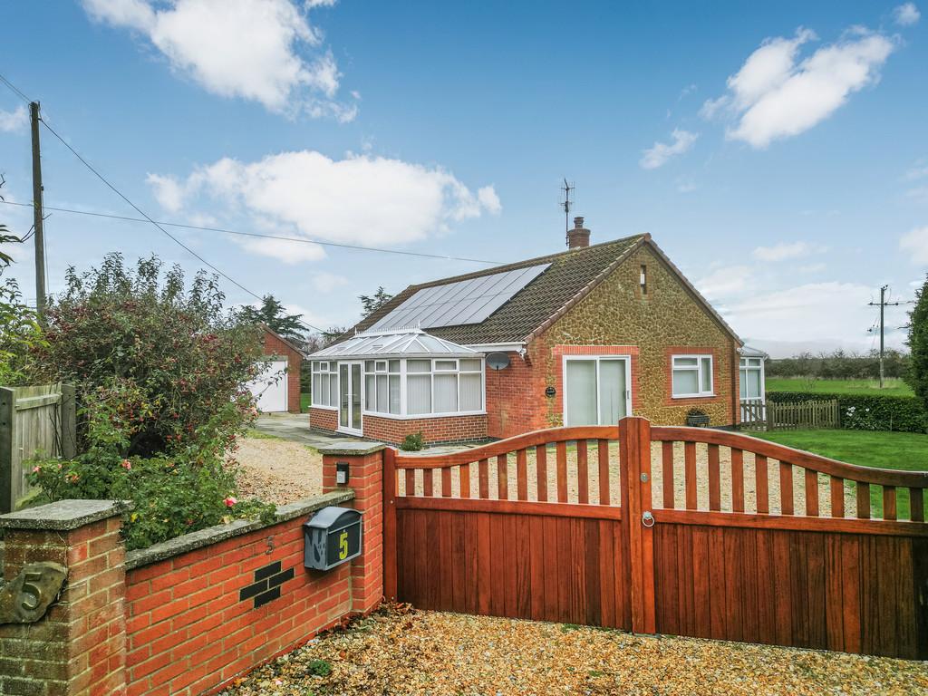 3 bed detached bungalow for sale £465,000