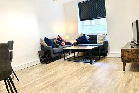 3 bedroom flat to rent, White City Estate, London W12