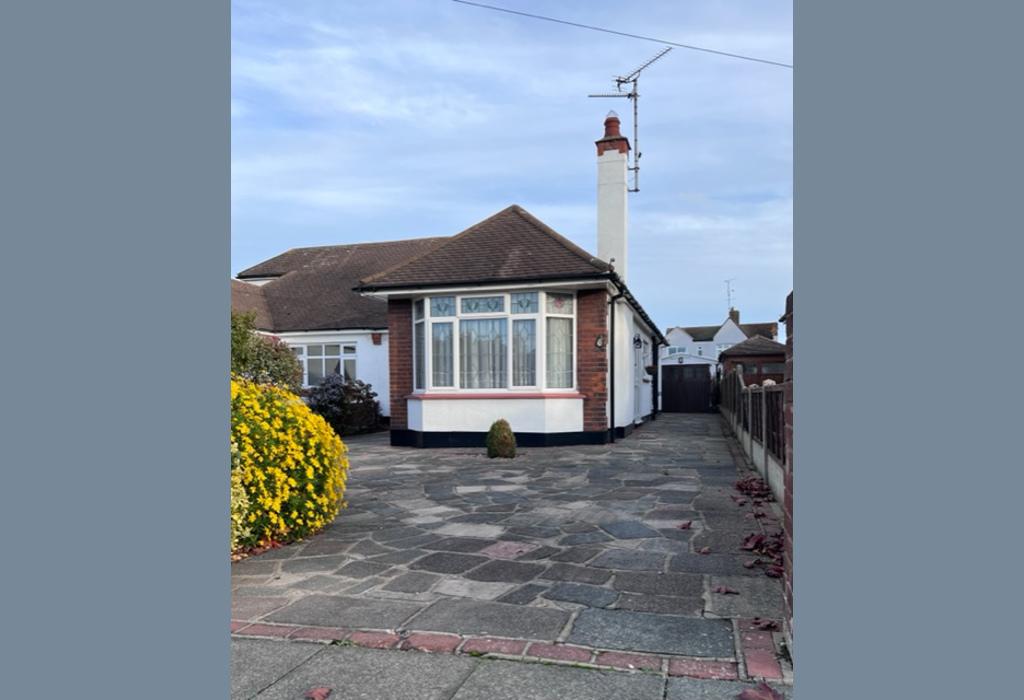 Dulverton Avenue, WestcliffonSea, Essex 3 bed semidetached bungalow