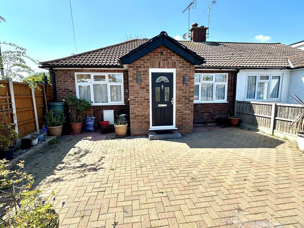 Cloisters, StanfordleHope, SS17 2 bed bungalow for sale £325,000