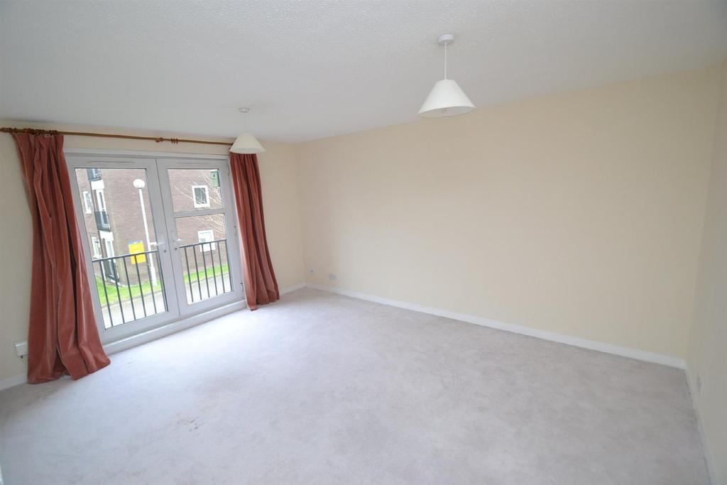 The Dell, Radlett 2 bed apartment £1,250 pcm (£288 pw)