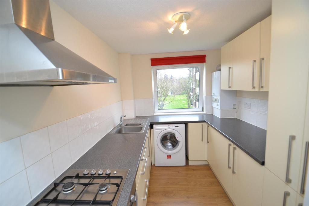 The Dell, Radlett 2 bed apartment £1,250 pcm (£288 pw)
