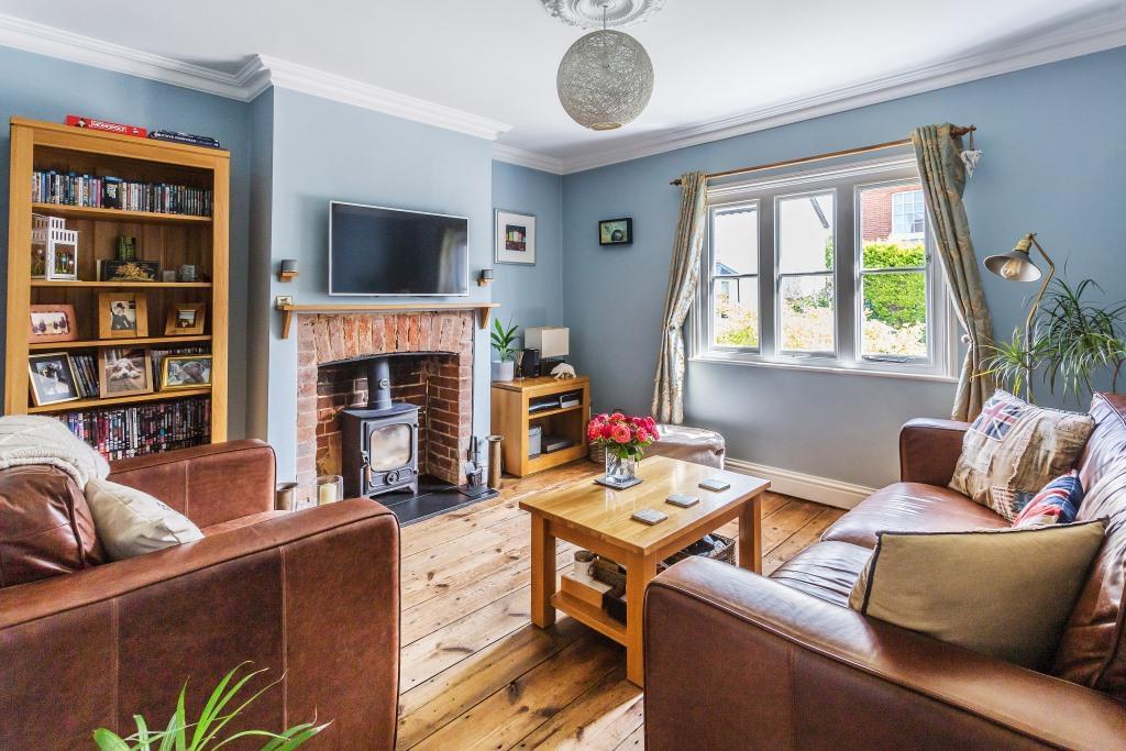 HOWARD ROAD, DORKING, RH4 2 bed semidetached house £635,000