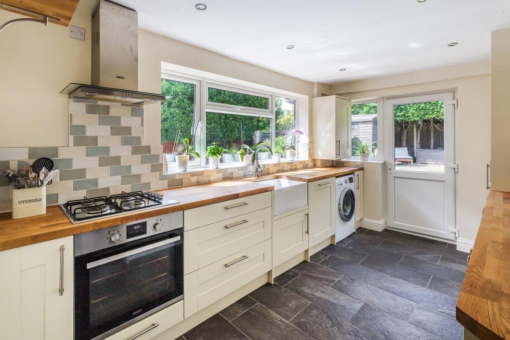 HOWARD ROAD, DORKING, RH4 2 bed semidetached house £635,000