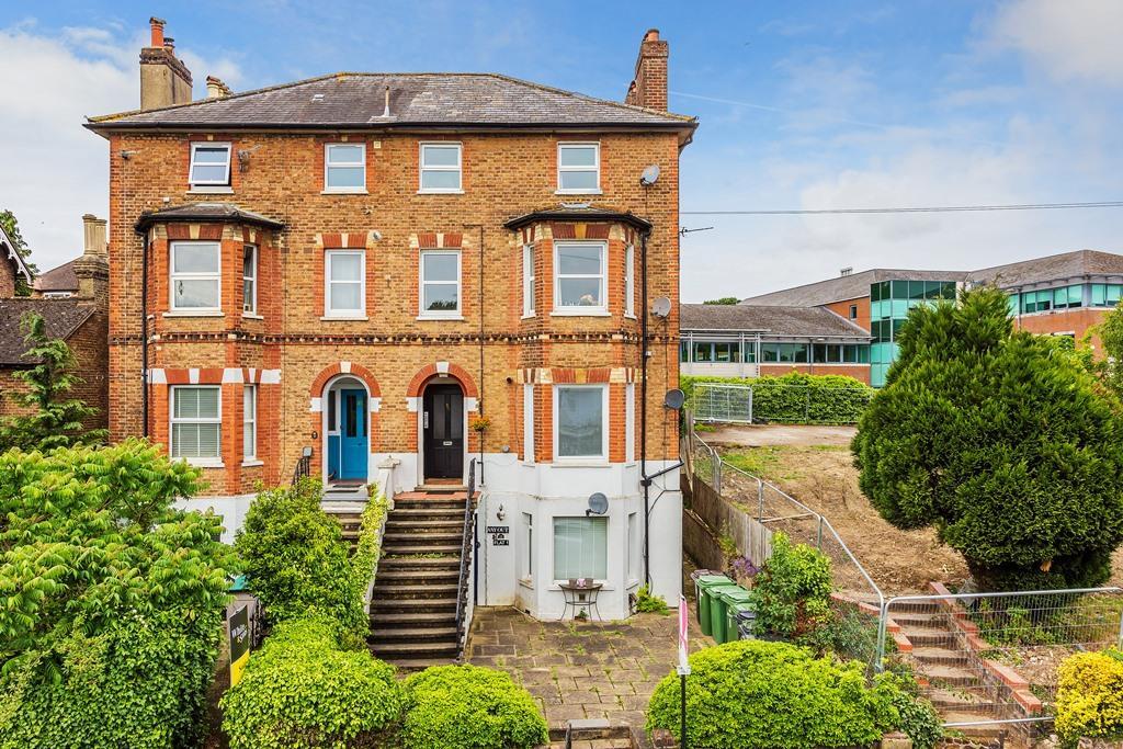 KINGSTON ROAD, LEATHERHEAD, KT22 2 bed apartment £275,000