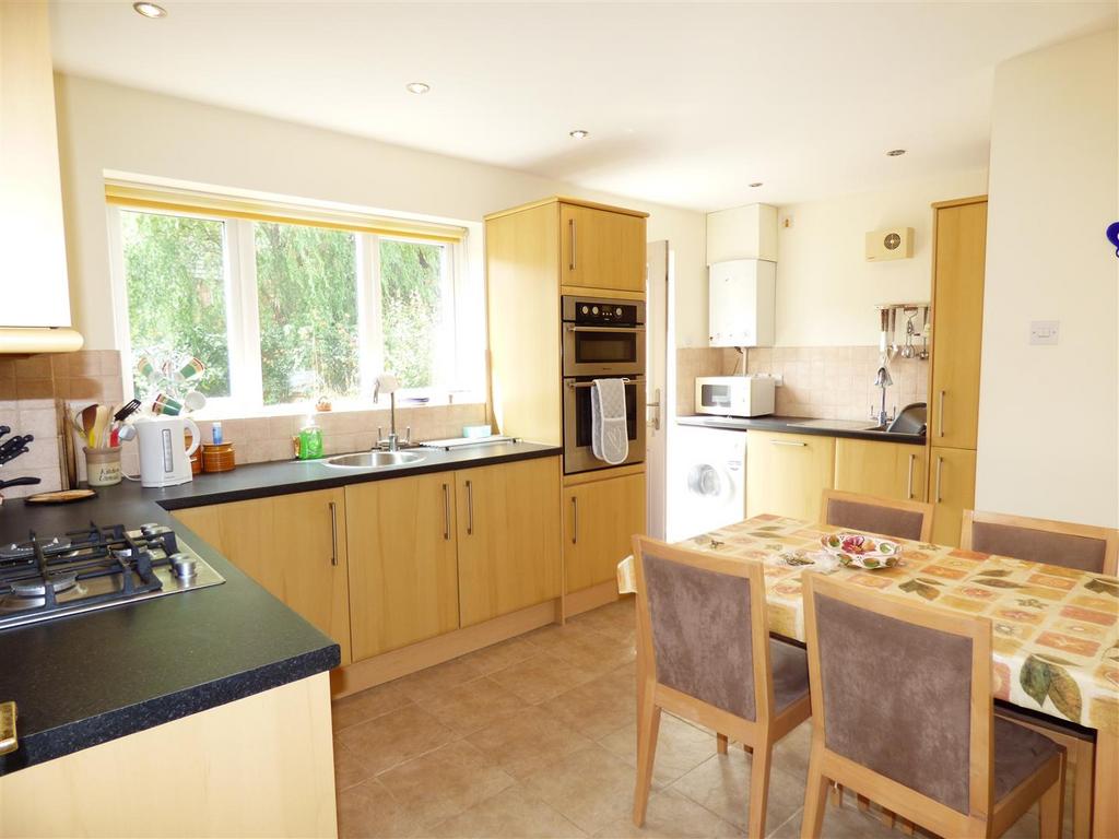 Daniell Road, Wellesbourne 4 bed detached house - £440,000