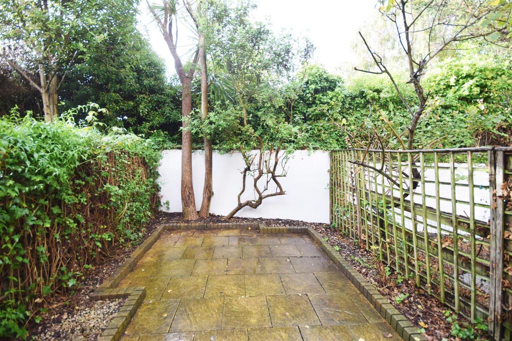 Lion Road, Twickenham 3 bed terraced house £2,600 pcm (£600 pw)