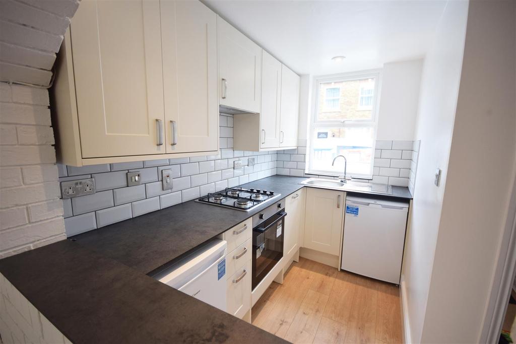 Lion Road, Twickenham 3 bed terraced house £2,600 pcm (£600 pw)