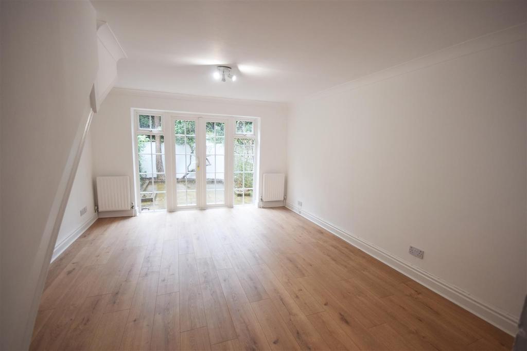 Lion Road, Twickenham 3 bed terraced house £2,600 pcm (£600 pw)
