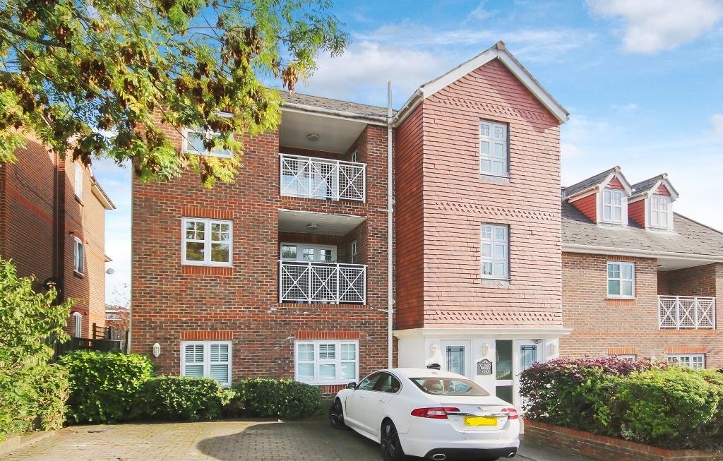LEATHERHEAD KT22 2 bed apartment £299,950