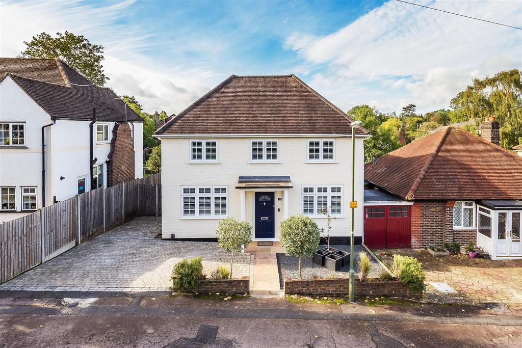 KINGSTON AVENUE, LEATHERHEAD KT22 4 bed detached house £925,000