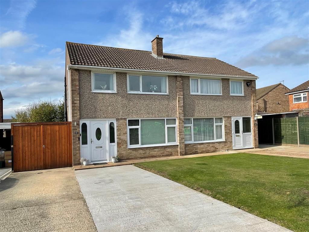 Cedarwood Drive, Tuffley, Gloucester 3 bed semidetached house £300,000