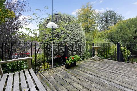 16 Guildown Road, Guildford, GU2 4EN