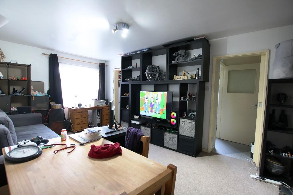 LEATHERHEAD, KT22 Studio £165,000