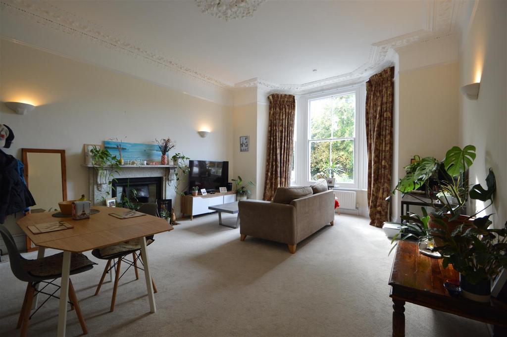 St. Andrews Square, Surbiton 1 bed flat £1,350 pcm (£312 pw)