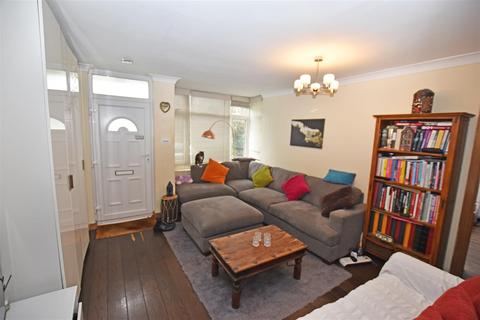 3 bedroom end of terrace house for sale - Pevensey Close, Osterley