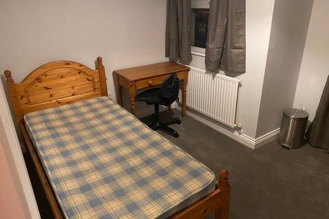 3 bedroom flat to rent - Venneit Close
