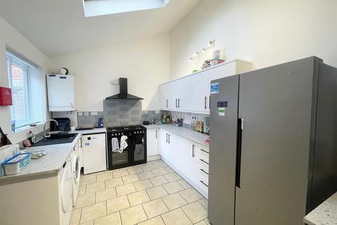 7 bedroom semi-detached house to rent, *£132pppw Excluding Bills* Bute Avenue, Lenton, NG7 1QA - UON