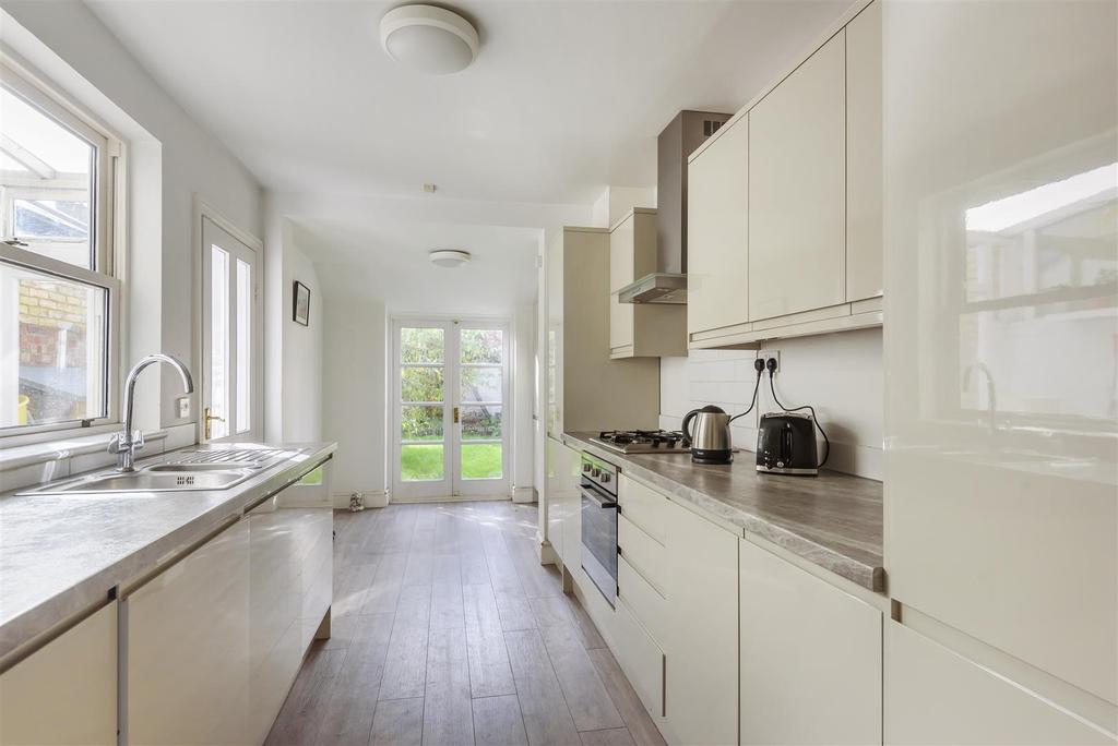 Albany Road, Windsor 3 bed terraced house £2,000 pcm (£462 pw)