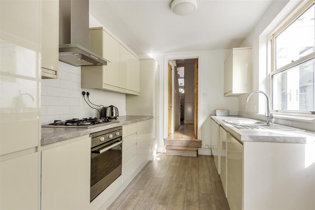 Albany Road, Windsor 3 bed terraced house £2,000 pcm (£462 pw)