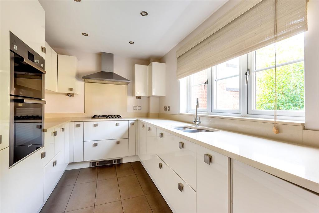 Stonebridge Field, Eton 3 bed detached house £2,250 pcm (£519 pw)