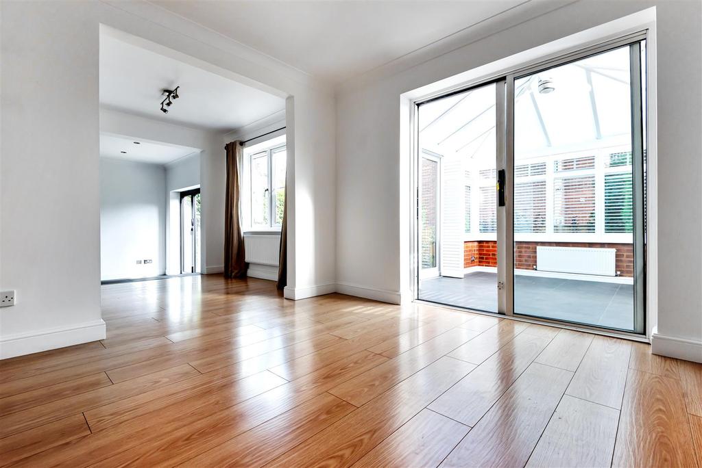 Stonebridge Field, Eton 3 bed detached house £2,250 pcm (£519 pw)